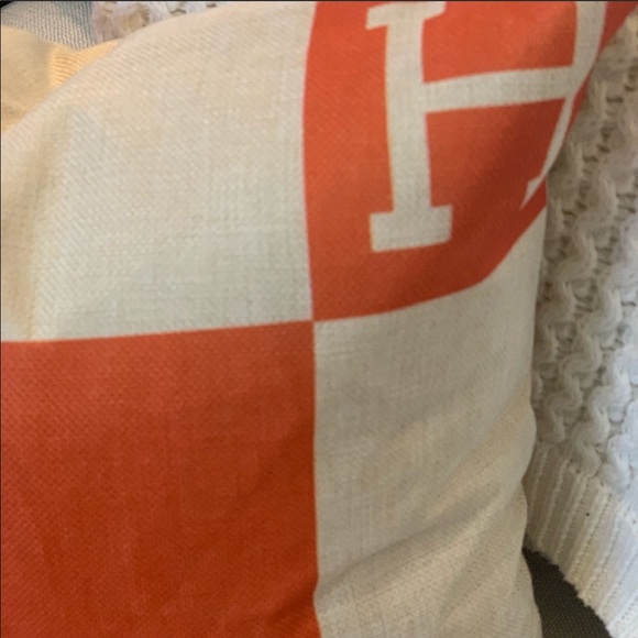 H PILLOW - Picture 3 of 6